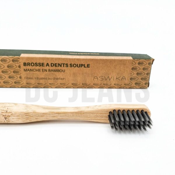 BROSSE A DENTS BAMBOU FIBRES CHARBON 1