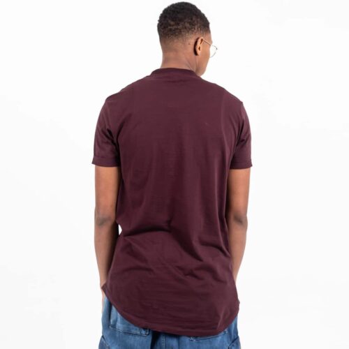 Short sleeve tshirt plum hem back of jeans